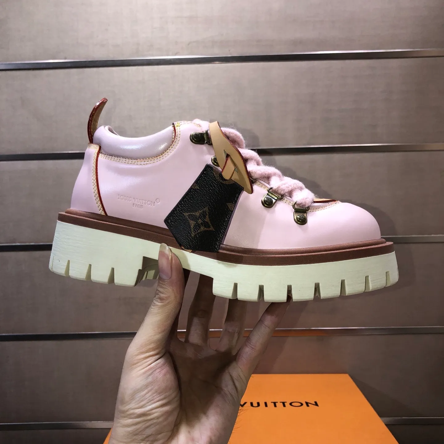 Men's shoes 💰660💰 LV Louis Vuitton 2025 autumn and winter new couple's new style, the original version is developed one to one, retro fashion, handsome and cool mountaineering derby shoes are out of stock 👍 💎 Material: imported first-layer cowhide 💎 Lining: imported lambskin 💎 Outsole: original molded TR non-slip sole 💎 Bottom height: 3.5cm 💎 Shoe size: 35-45 for both men and women
